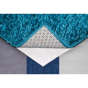 Teppichunterlage Vlies 60x120 cm unter blauem Teppich auf verschiedenen Bodenbelägen.