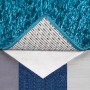 Teppichunterlage Vlies 60x120 cm unter blauem Teppich auf verschiedenen Bodenbelägen.