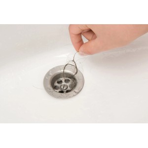 Wenko Haarfangsieb im Waschbecken mit Haaren, Hand entfernt Haare.