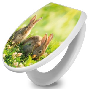 Weißer WC-Sitz mit Absenkautomatik und Hasen-Motiv für ein freundliches Badezimmer.