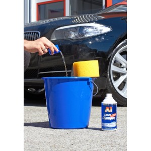 Dr. Wack A1 Speed Shampoo 500ml mit Eimer, Schwamm und Auto im Hintergrund.