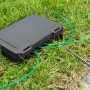 Gardena Kabelverbinder-Schutz für Mähroboter auf Rasen mit Kabeln.