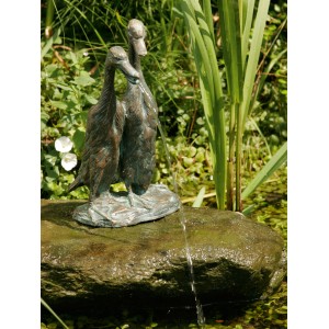 Teichfigur Laufenten als Wasserspeier, Bronze-Optik, 27x15x16cm, für Teichdeko & Wasserspiele.