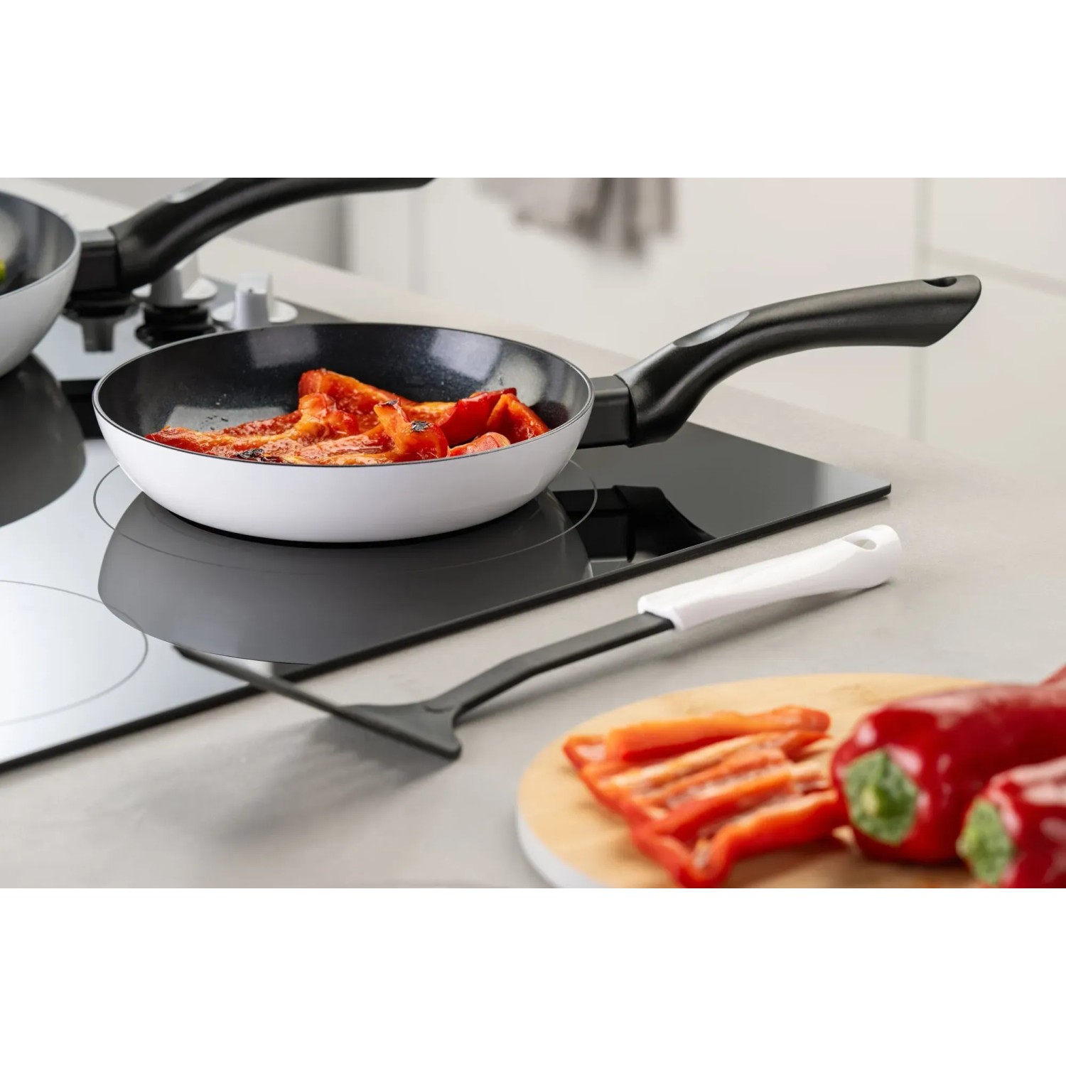 Fackelmann Arcadalina Pfanne 20 cm mit Keramikbeschichtung und ergonomischem Griff auf Induktionsherd.