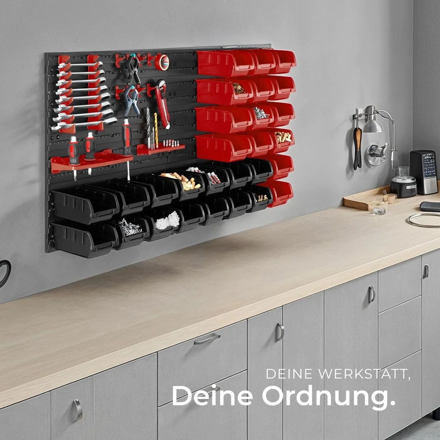 Tectake Kleinteilemagazin mit roten und schwarzen Boxen an Wandplatten zur Werkzeugaufbewahrung.
