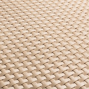 Detailaufnahme: Beige NYVI Balkon Sichtschutz aus Polyrattan, wetterfest und blickdicht.