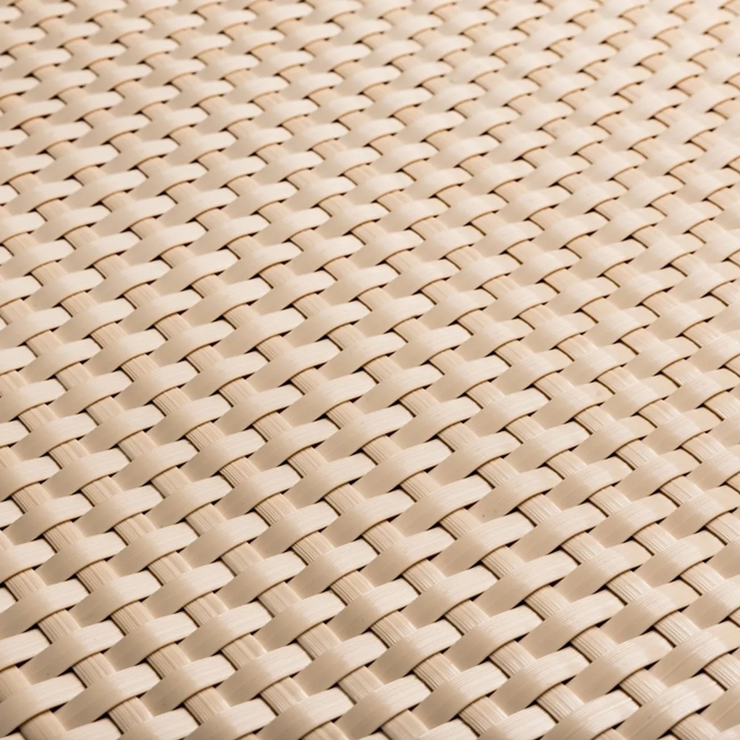 Detailaufnahme: Beige NYVI Balkon Sichtschutz aus Polyrattan, wetterfest und blickdicht.