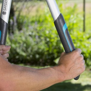 Gardena Astschere TeleCut Long in Nutzung: Hände halten die Gartenschere mit silbernen Hebelarmen und ergonomischen Griffen.