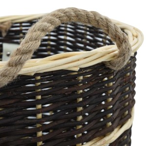 Detailansicht: Naturfarbener Weidenholzkorb mit Trageriemen für Kaminholz.