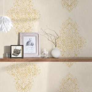 Creme-farbene Bricoflor Tapete mit goldenen Neobarock Ornamenten und Glitzer-Effekt.