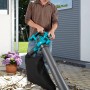 Mann benutzt Gardena Elektro-Laubbläser ErgoJet 3000 zum Laubsaugen im Garten.