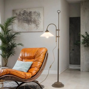 Licht-Erlebnisse Stehleuchte Messing Antik Klein 131 cm Hoch E27 Verstellbar