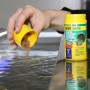 JBL Pronovo Daph Fischfutter: Wasserflöhe werden ins Aquarium gegeben.