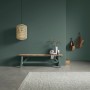 Schöner Wohnen Kreidefarbe Waldgeflüster: Wandgestaltung mit pudrig-matter, grüner Wandfarbe im Wohnraum.