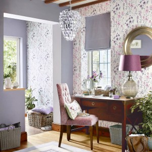 Romantisches Arbeitszimmer mit Laura Ashley Vliestapete Wild Meadow Pale Iris.