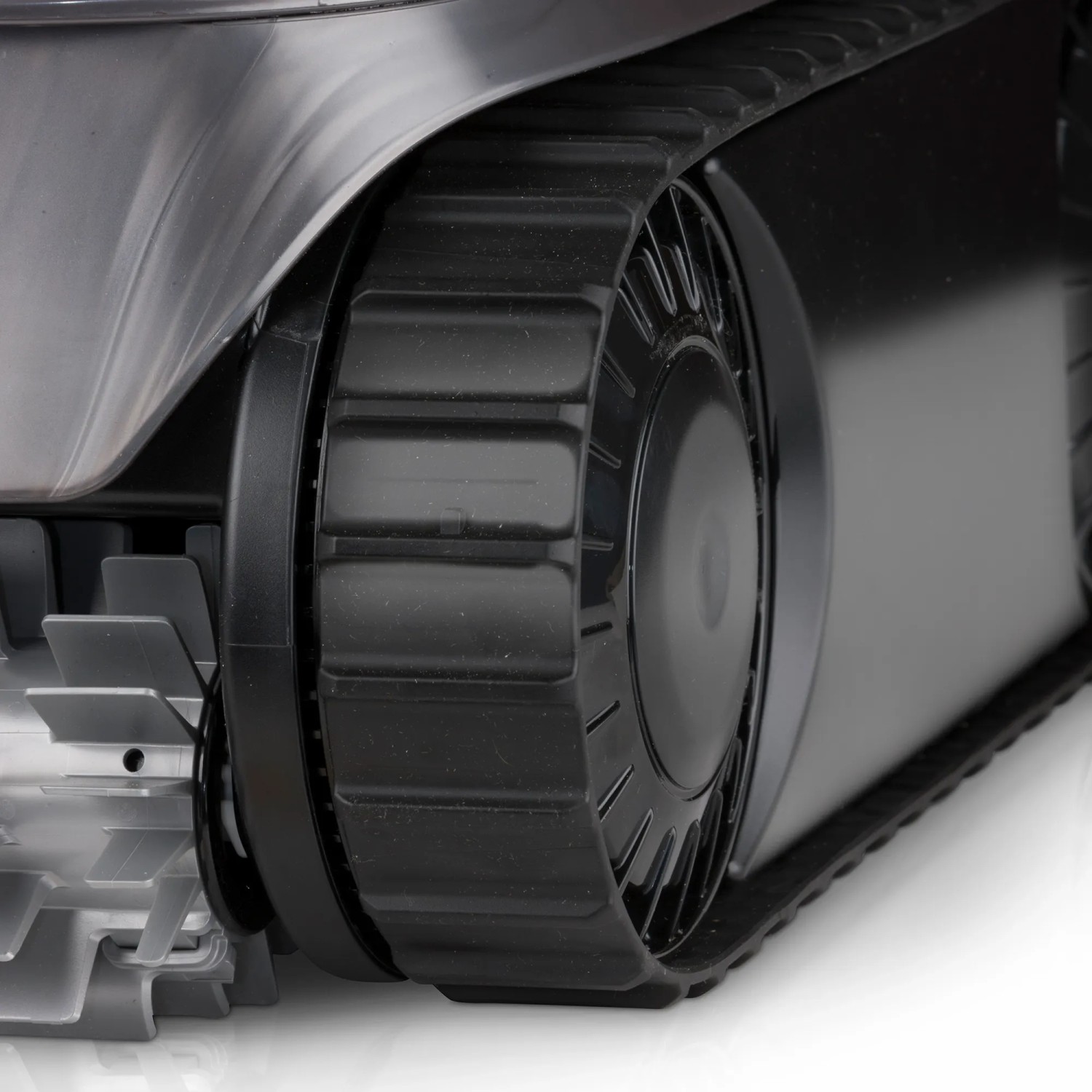 Detailaufnahme: Raupenantrieb des grauen Zodiac Akku-Poolroboters CNX-Li 5220 iQ.