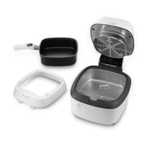 Weiße DeLonghi Heißluftfritteuse FH2101.W zerlegt mit Frittierkorb und Einsatz für einfache Reinigung.