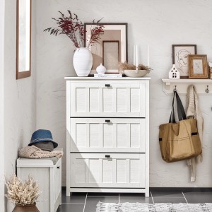 Weißer SoBuy Schuhkipper FSR162-W mit 3 Klappen im Flur, dekoriert mit Accessoires.