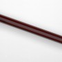 Dunkelbrauner Handlauf mit silbernen Halterungen an weißer Wand, sicher montiert. Ideal für Schwerlast-Dübel.
