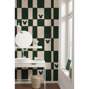 Komar Vlies Fototapete Disney Mickey Mouse Green Chess im Badezimmer.