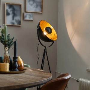 Schwarze QAZQA Stehlampe Magna 40 Eglip mit Stativ und goldener Innenseite.