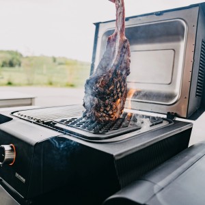 Severin Sevo GT Elektrogrill mit Steak auf Grillrost. Tischgrill mit Deckel und BoostZone.
