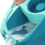 Leifheit Clean Twist Disc Mop Ergo Set: Ausgießen des Eimers mit Wasser und Schaum.