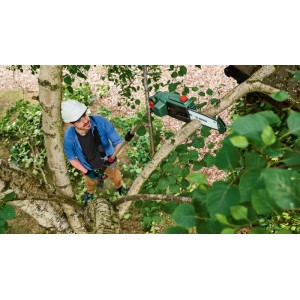 Mann mit Schutzhelm sägt Ast mit Bosch Akku Teleskop-Kettensäge. Kabelloser Hochentaster für Baumpflege.