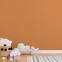 Kinderzimmer mit orangefarbener Vliestapete Uni und Spielzeugdekoration.
