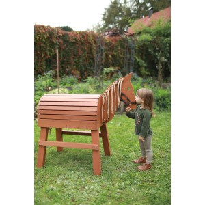 Braunes Holzpferd mit Sisalmähne im Garten, Kind küsst Pferdekopf. Ideal für Spiel & Spaß, Reiten & Voltigieren.
