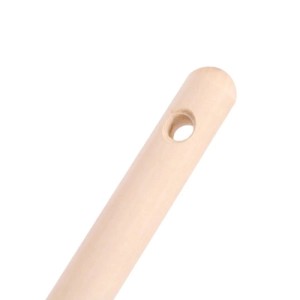 Heller Holzstiel des Galaflor Laubrechens mit Aufhängeloch. Für Gartenrechen und Harken.