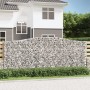 Acht Gabionen mit Hochbogen als dekorativer und schalldämmender Gartenzaun.