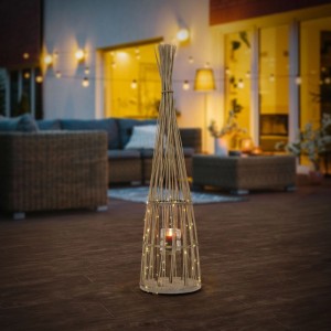 Holzfarbene Bambus Laterne (H 132cm) im Boho Stil mit LED-Lichterkette und Kerzenglas.