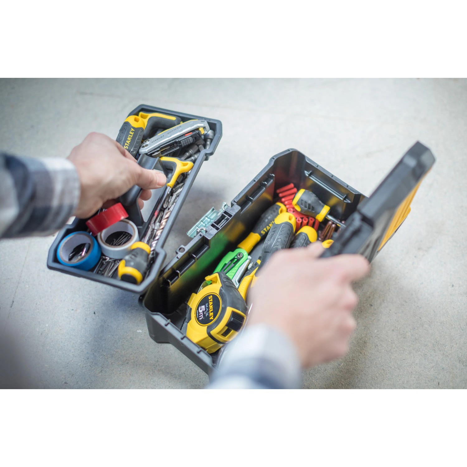 Offene Stanley Werkzeugbox Essential 12,5 Zoll mit Werkzeug und Zubehör.