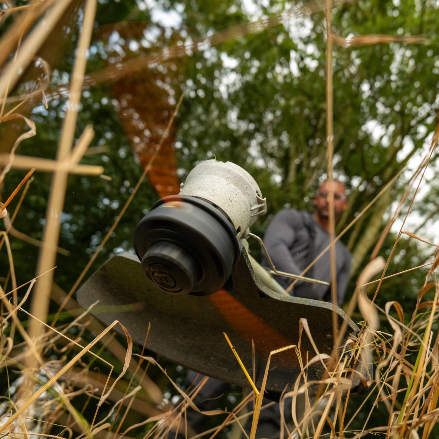 Bosch Professional Akku-Rasentrimmer GRT 18V-40 Solo im Einsatz, Detailaufnahme des Trimmerkopfs.