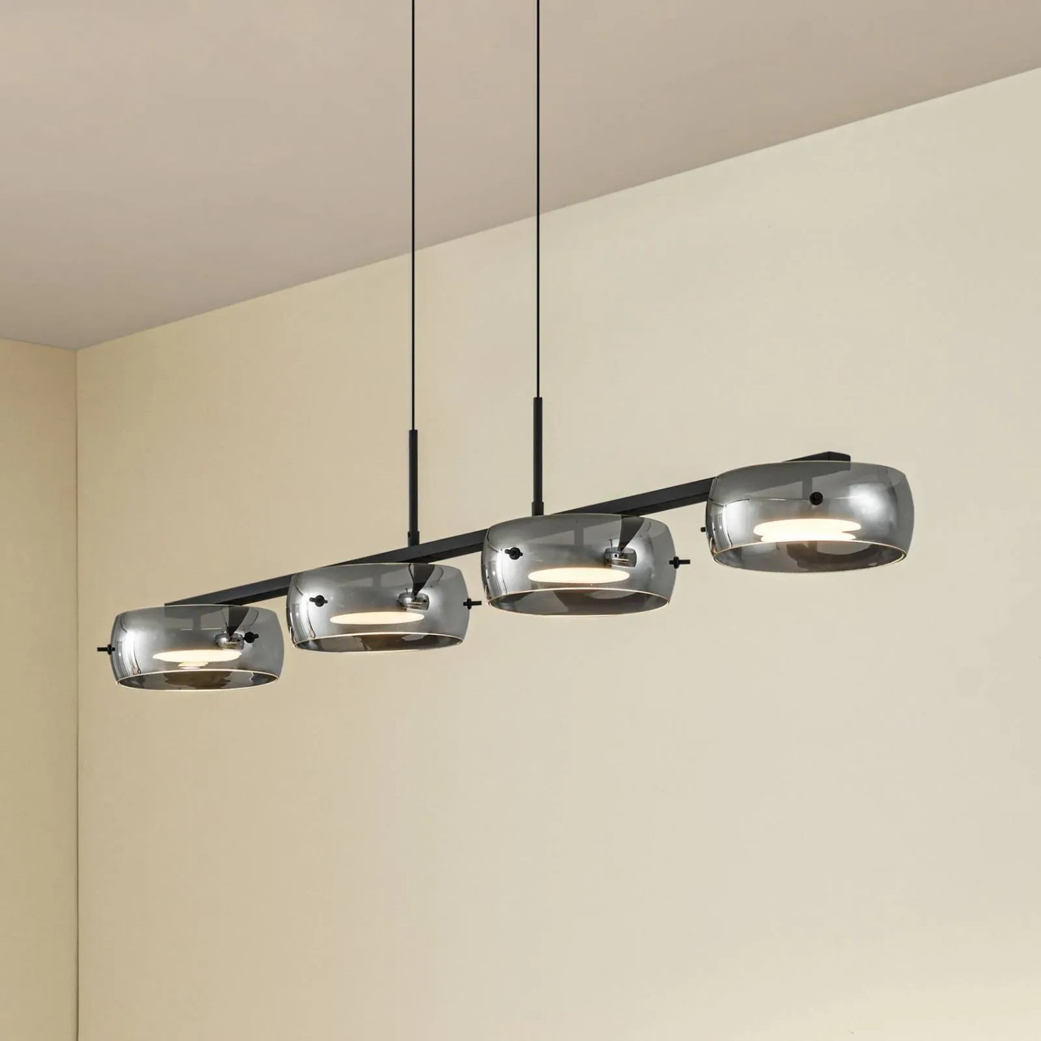Moderne, dimmbare LED-Pendelleuchte Martis, 4-flammig, schwarz, aus Glas für Wohnzimmer.