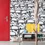 Komar Vliesfototapete Star Wars Stormtrooper Swarm im Raum mit roter Tür und Garderobe.