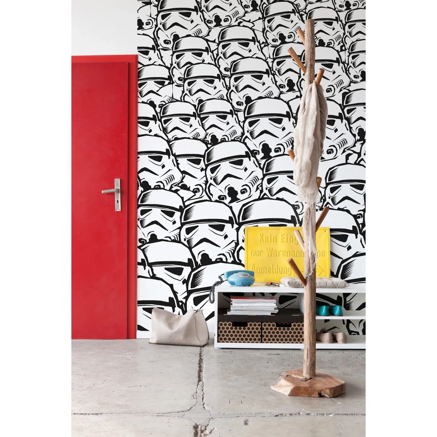 Komar Vliesfototapete Star Wars Stormtrooper Swarm im Raum mit roter Tür und Garderobe.