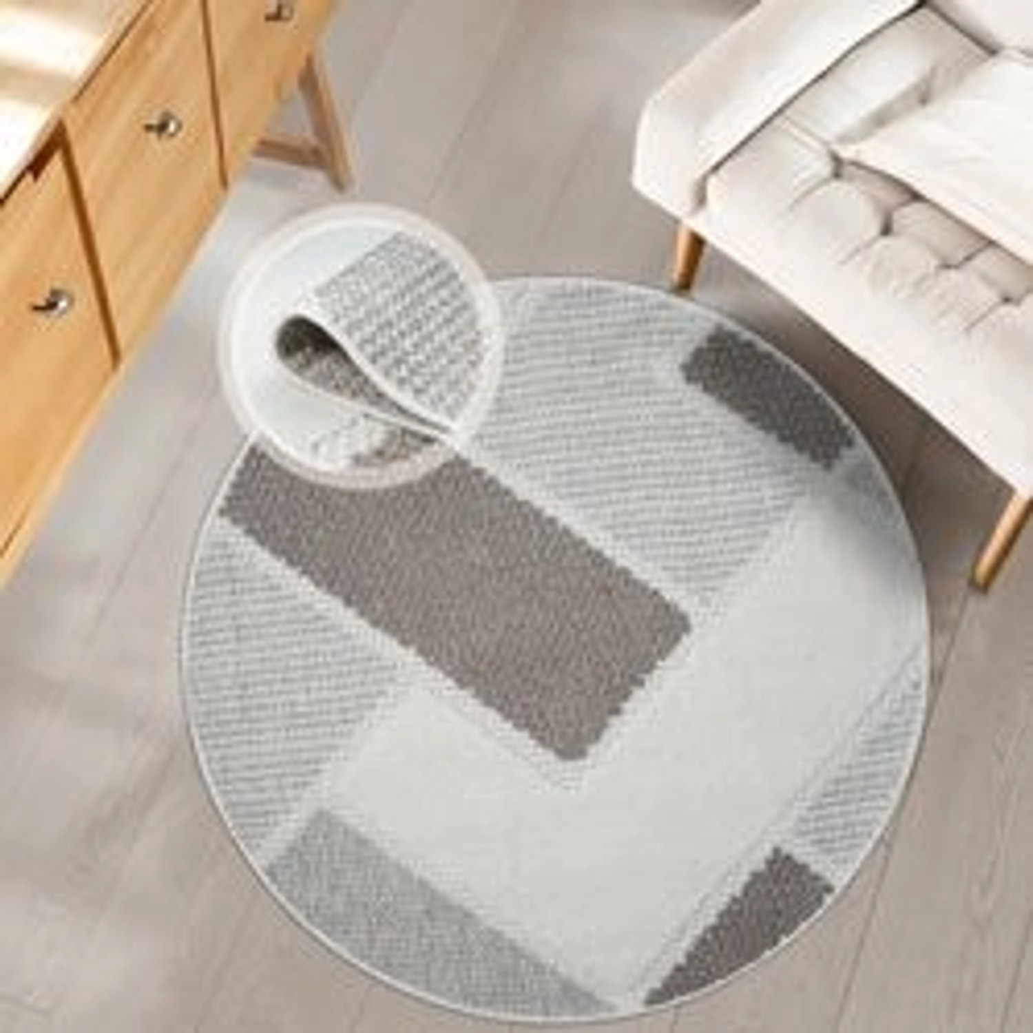 Beiger, runder Kurzflor-Teppich Linda mit Geo-Muster, 200x200 cm. Detailaufnahme der Teppichstruktur.