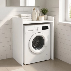 Weißer Waschmaschinenschrank aus Spanplatte über Waschmaschine im Bad. Wasserabweisende Ablage für Handtücher.