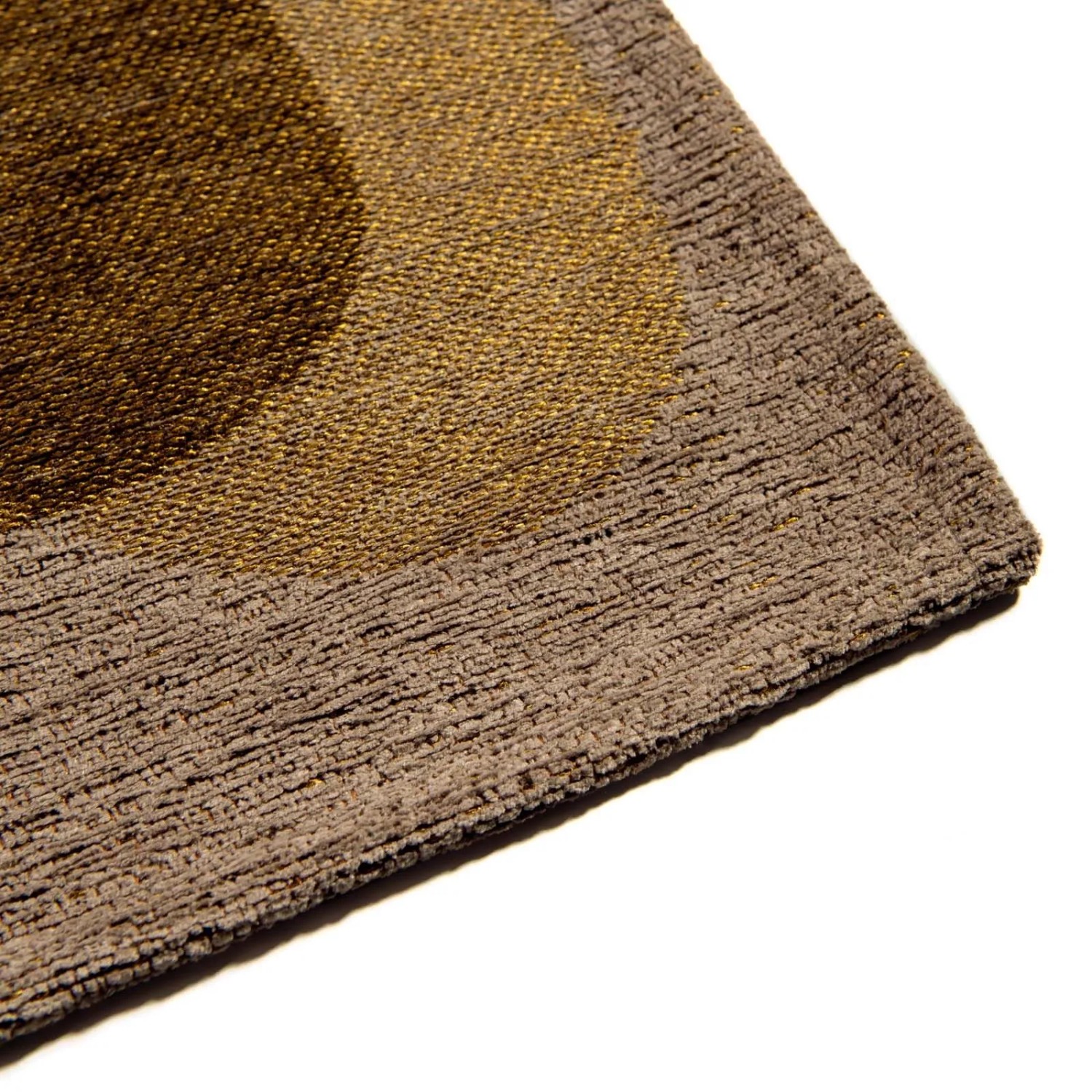 Detailansicht Lola&Moi Teppich Mountain Trail Gold, 80x150 cm, mit braun-goldenem Muster.
