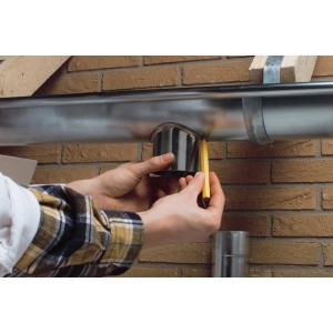 Anwendung von LUX Signierkreide (12 Stk.) zum Markieren an einer Dachrinne.