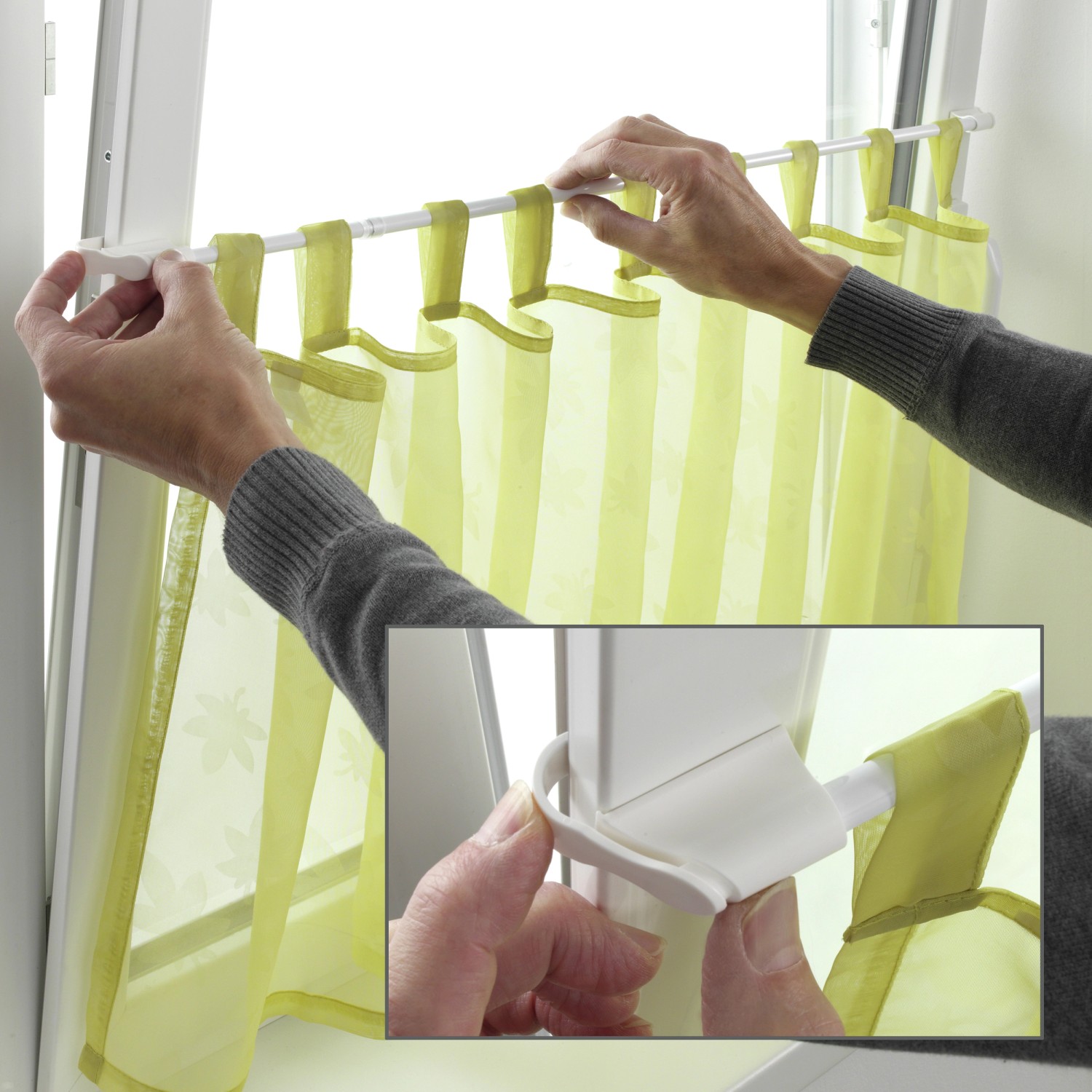 Gardinia Klemmvitrage in Silber (Ø 10/12 mm, 75-125 cm) am Fenster mit Vorhang.