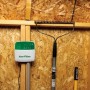 Rain Bird Steuergerät mit WiFi (6 Zonen) in Weiß-Grün an einer Holzwand montiert.