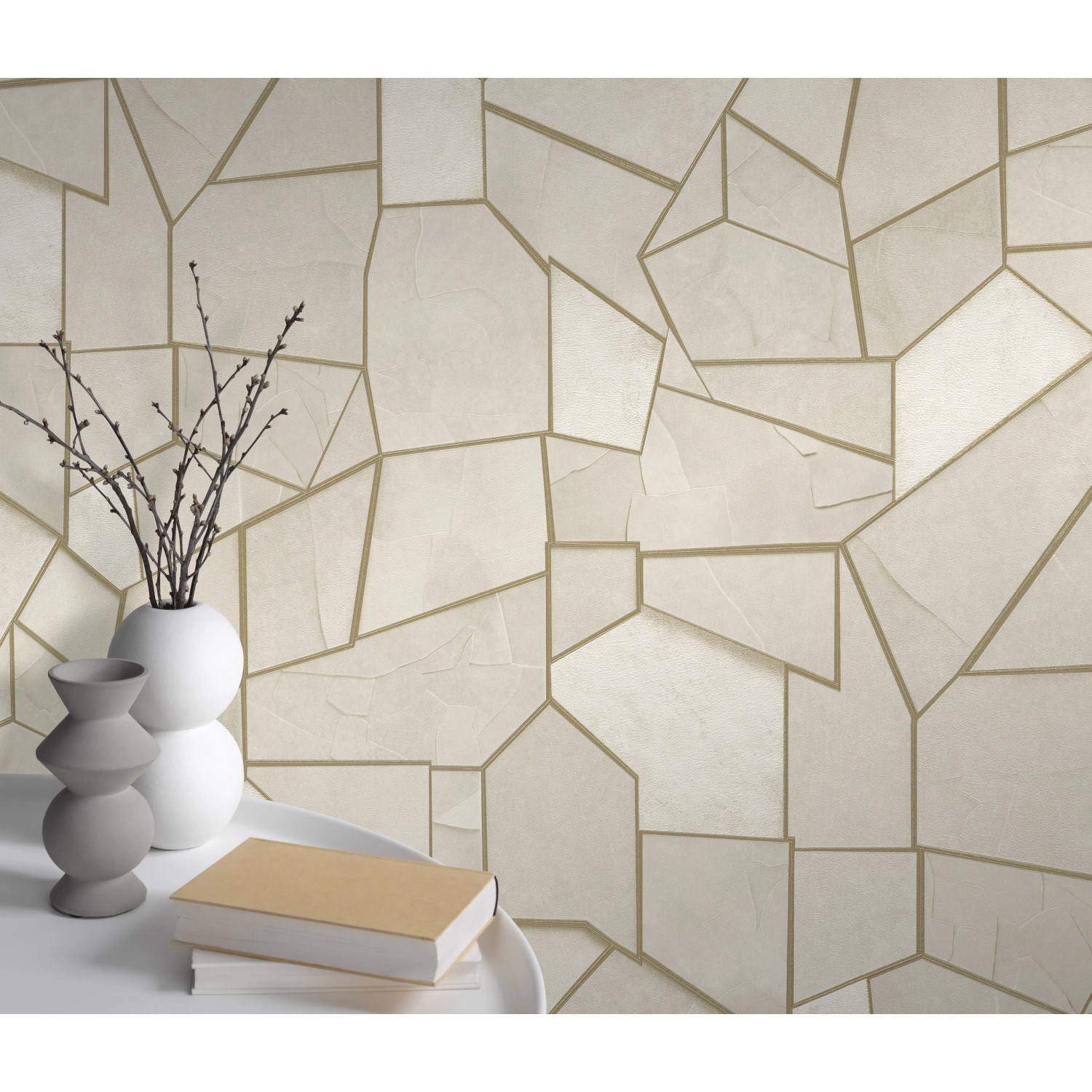 Erismann Vliestapete Elle Decoration 4 Mosaique Beige mit Schieferoptik und goldenen Konturen.
