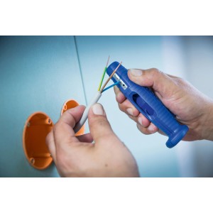 LUX 6in1 Multiabisolierer in Aktion: Abisolieren eines Kabels. Zange für Elektroinstallation.