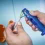 LUX 6in1 Multiabisolierer in Aktion: Abisolieren eines Kabels. Zange für Elektroinstallation.