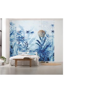 Komar Vlies Fototapete Blue Jungle, 300x280 cm, mit blauem Dschungelmotiv im Schlafzimmer.