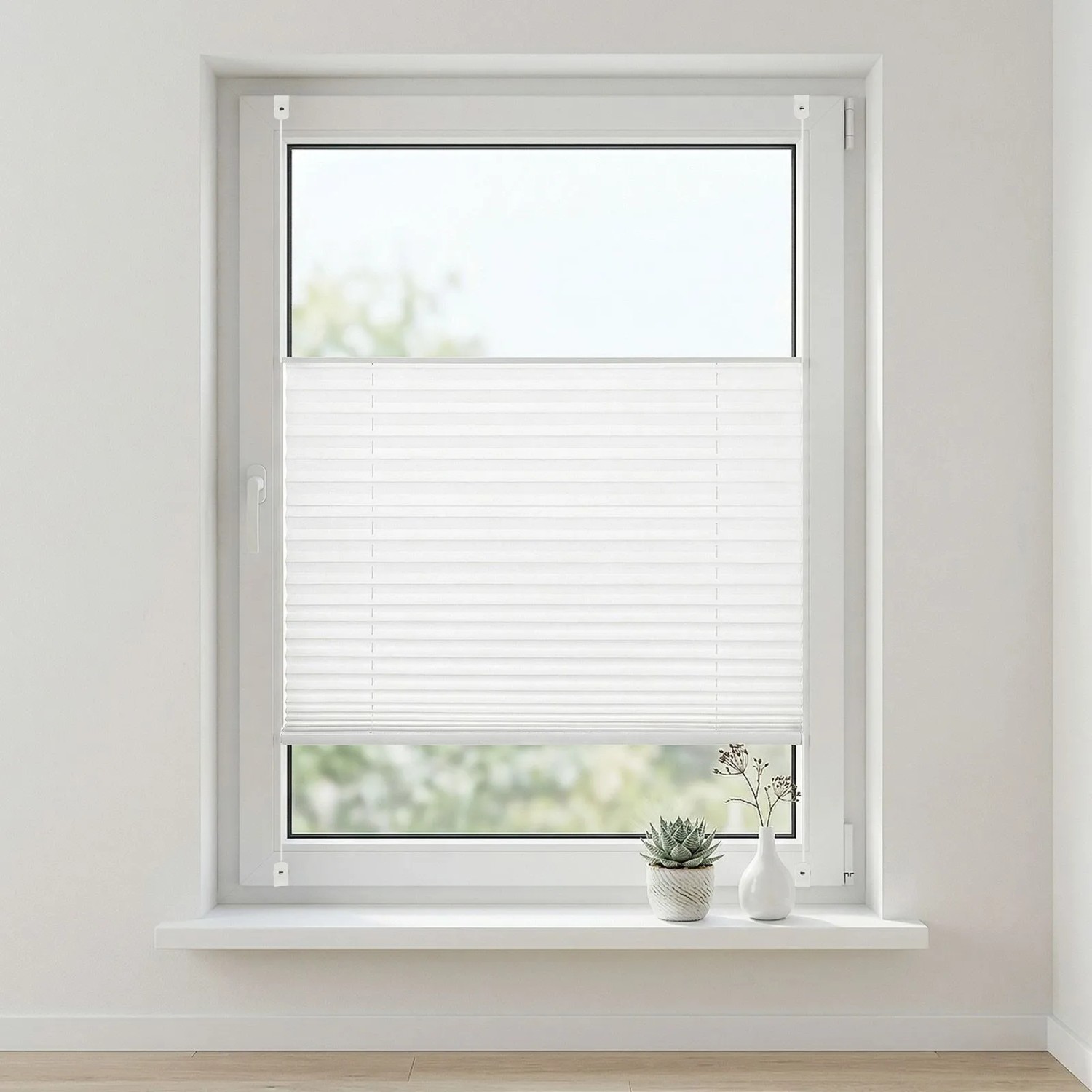 Weißes Sekey Plissee ohne Bohren am Fenster, verstellbar für optimalen Sichtschutz.