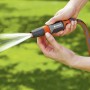 Gardena Reinigungsspritze in Aktion: Wasserstrahl für die Gartenreinigung.